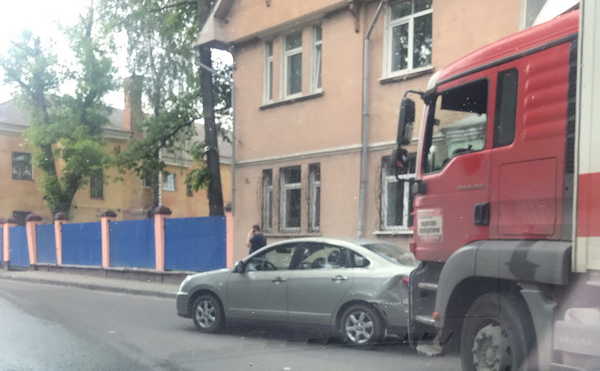 В Брянске на Почтовой грузовик врезался в легковушку