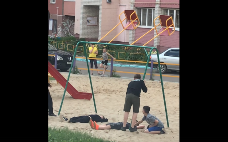 Брянские подростки шокировали жуткой игрой на детской площадке