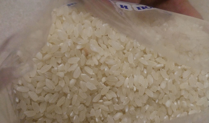 Брянцы нашли червей в упаковке риса