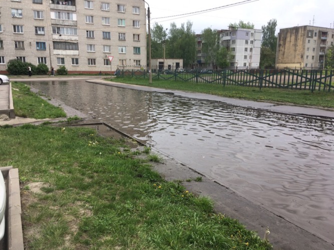 В Володарском районе Брянска дорога превратилась в непроходимое озеро