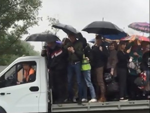 Грузовиками возят пассажиров в Шереметьево из-за подтопления
