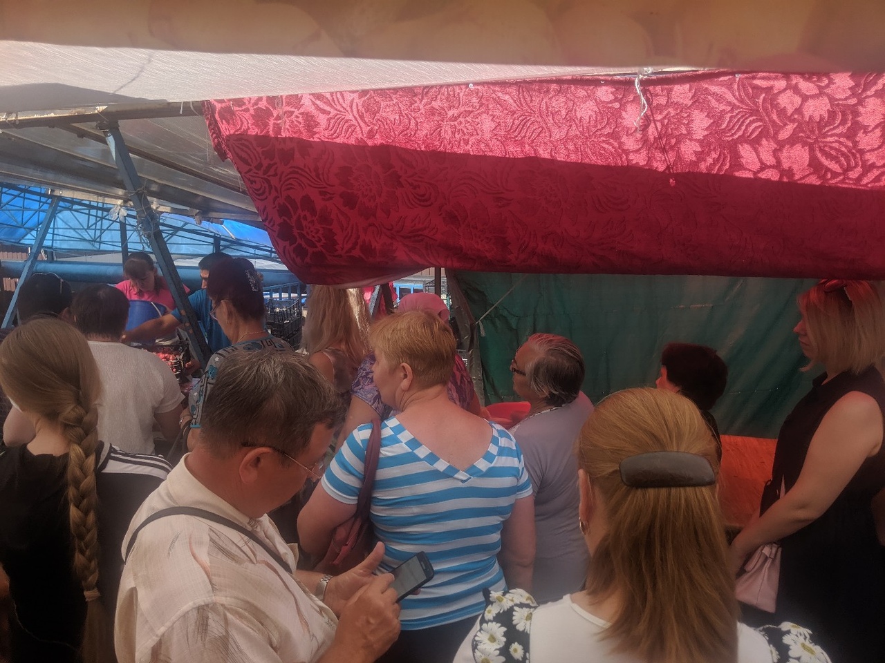 В Брянске засняли огромную очередь за клубникой на рынке