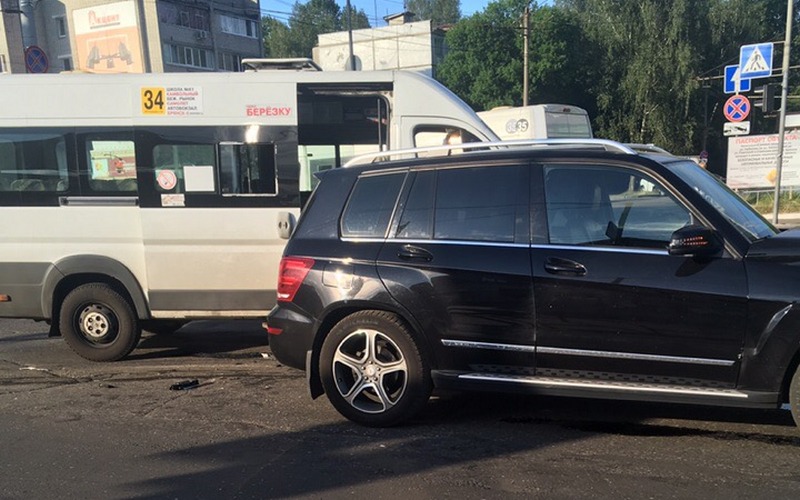 В Брянске в ДТП на Горбатова пострадала пассажирка маршрутки