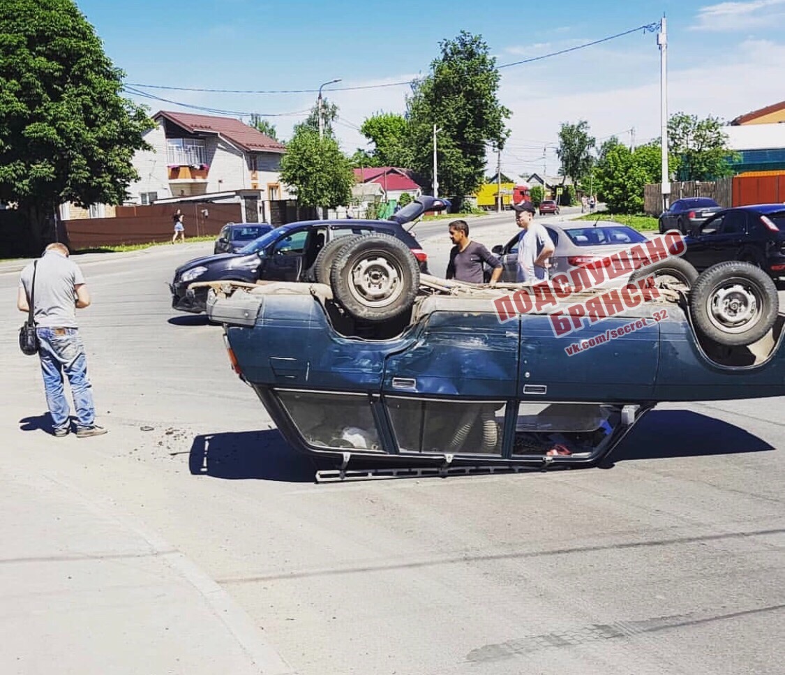 В Брянске перевернулся автомобиль