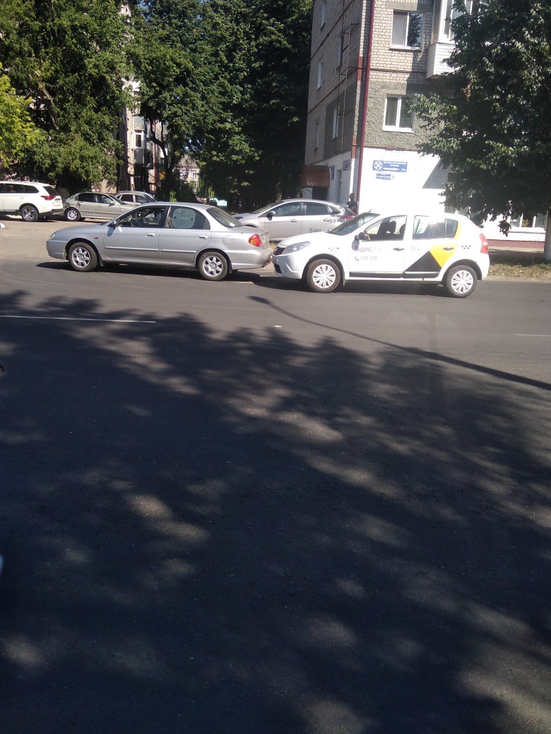 Автомобиль "Яндекс. Такси" попал в ДТП в центре Брянска