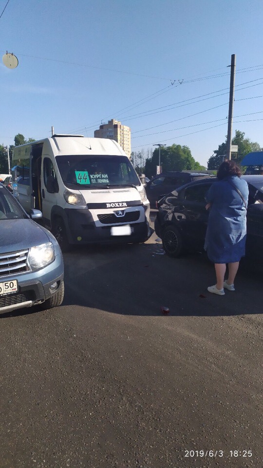 Маршрутка № 44 попала в аварию в Брянске