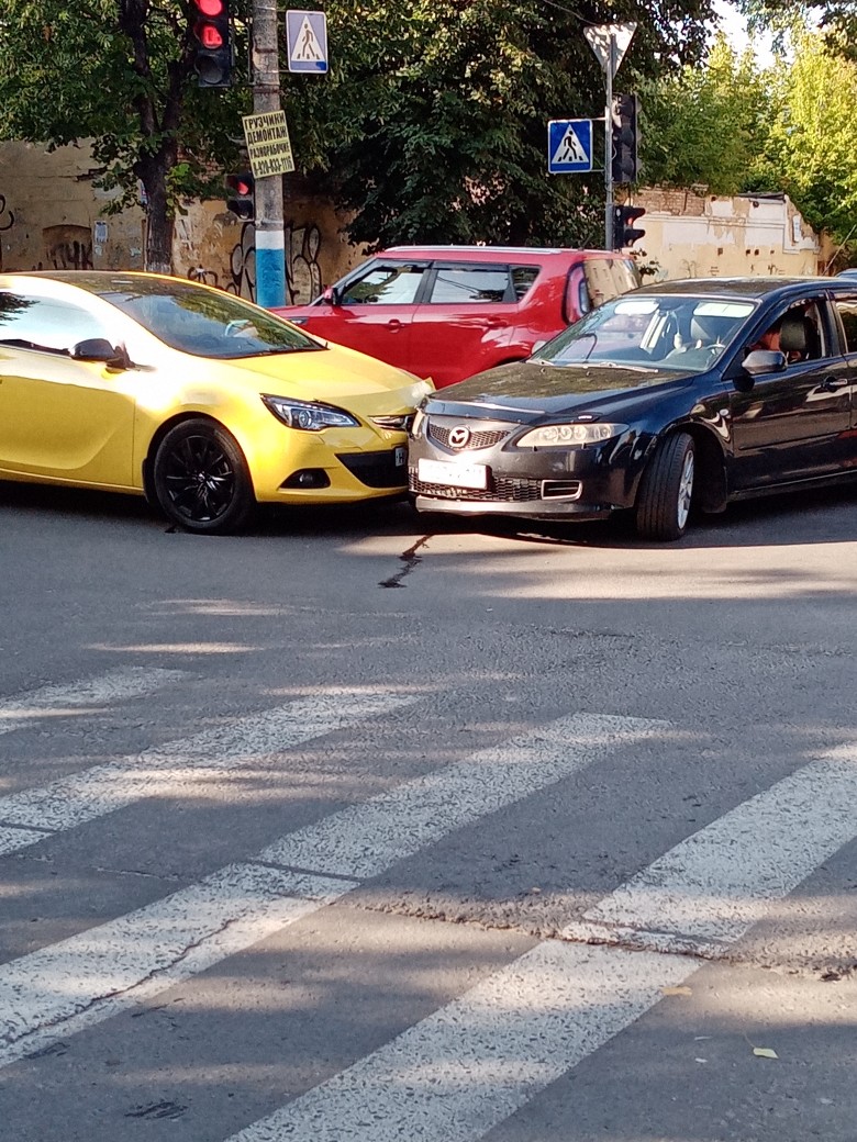 Две иномарки столкнулись в Брянске на улице Красноармейской