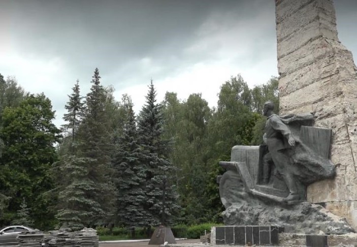 Ремонт памятника воинам-водителям в Брянске обещают закончить ко дню города
