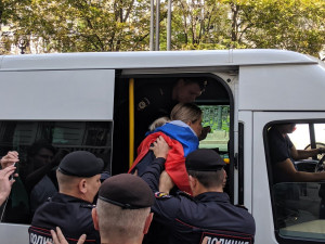 «Уважаемые полицейские, просьба разойтись». Акция протеста в Москве пока проходит относительно спокойно