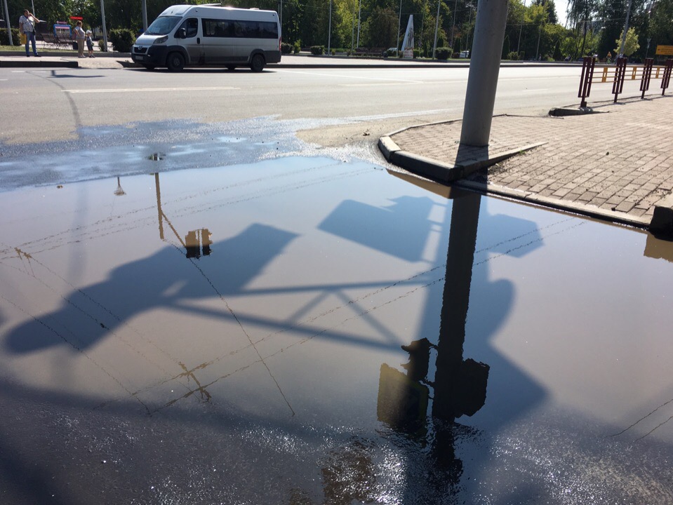 Даже в солнечный день брянские пешеходы вынуждены перешагивать лужи