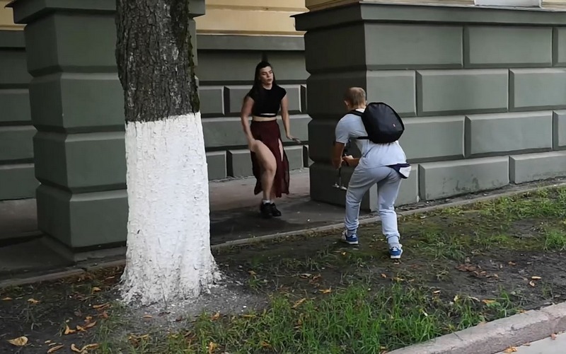 В Брянске обсуждают танцующую возле областной Думы девушку