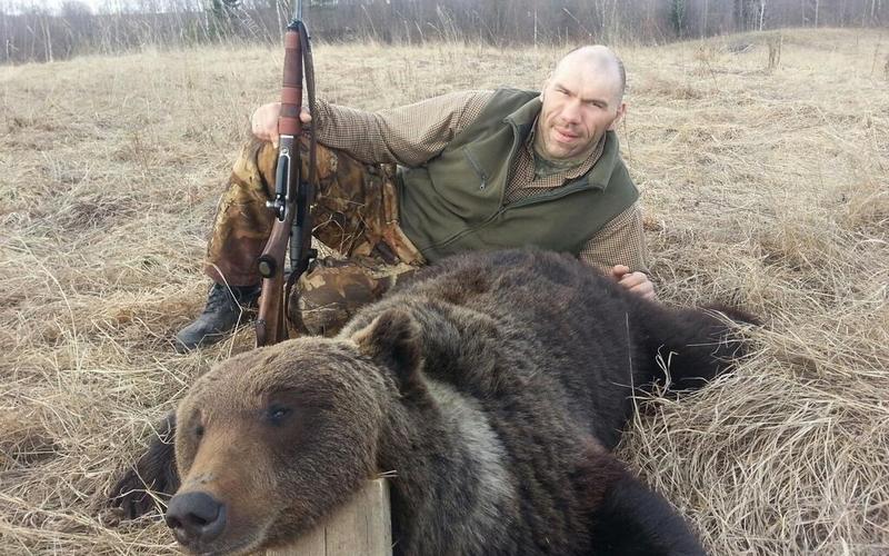 Брянский депутат Валуев признал-таки себя на фото с убитым медведем