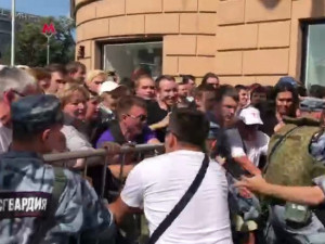 Протестующие в Москве прорвали полицейское оцепление