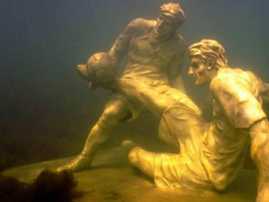 Памятник Кокорину и Мамаеву установили на дне моря