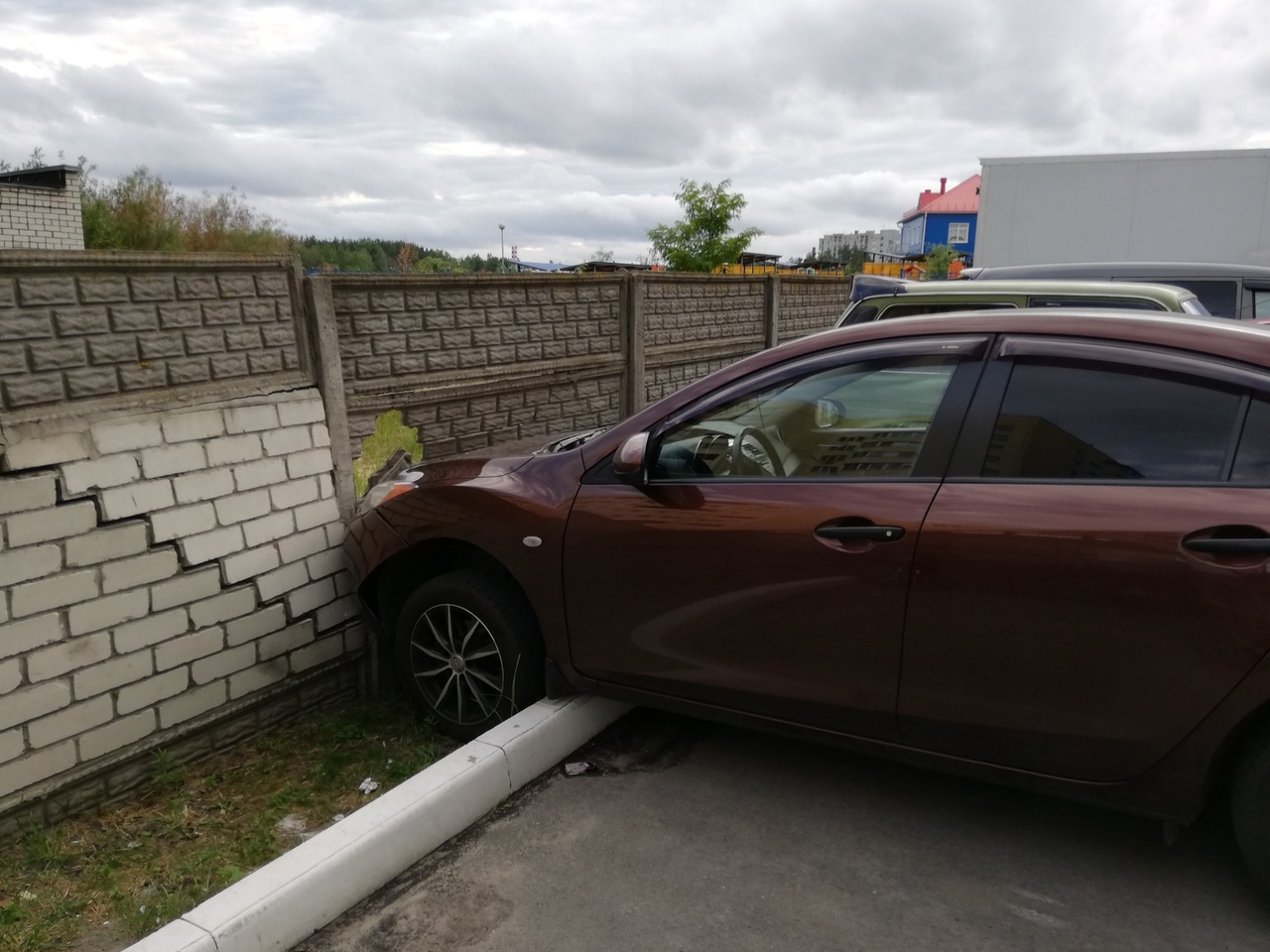 В Брянске на парковке легковушка проломила забор
