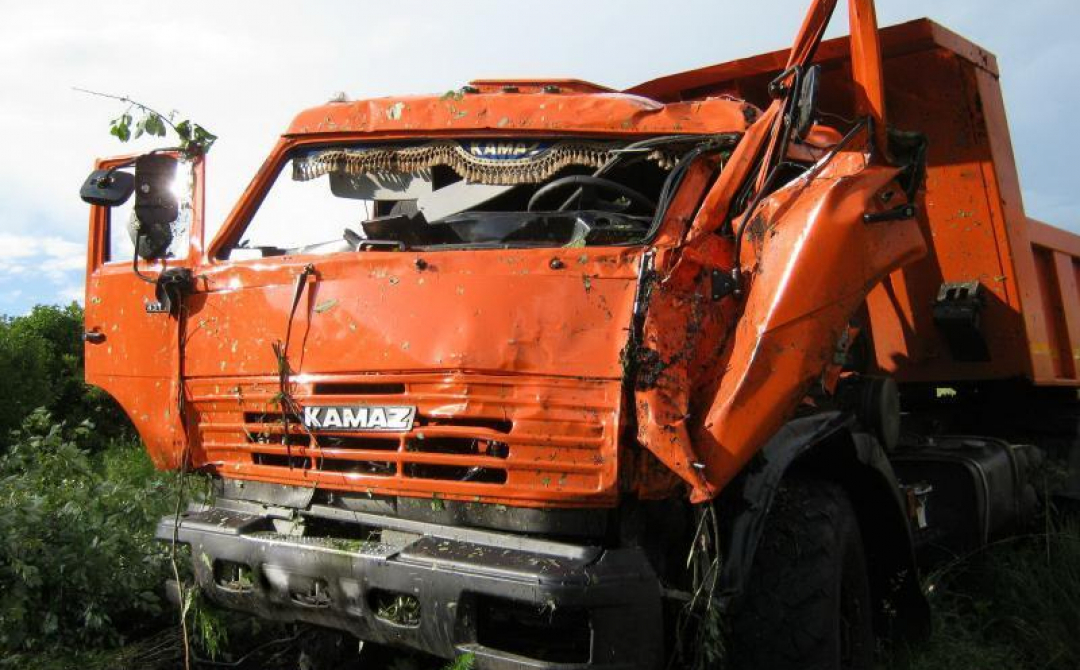 В Погарском районе столкнулись два КАМАЗа: ранен 58-летний водитель
