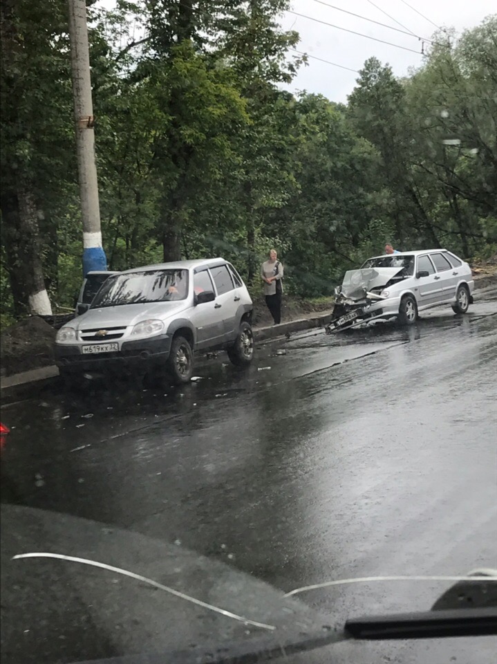 Автомобили столкнулись в Брянске в районе остановки «Бассейн ДОСААФ»