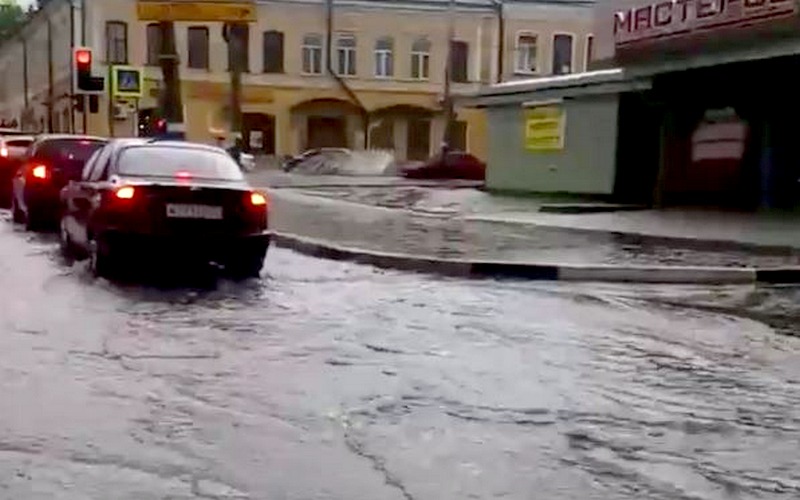 После ливня в Брянске улица Калинина ушла под воду