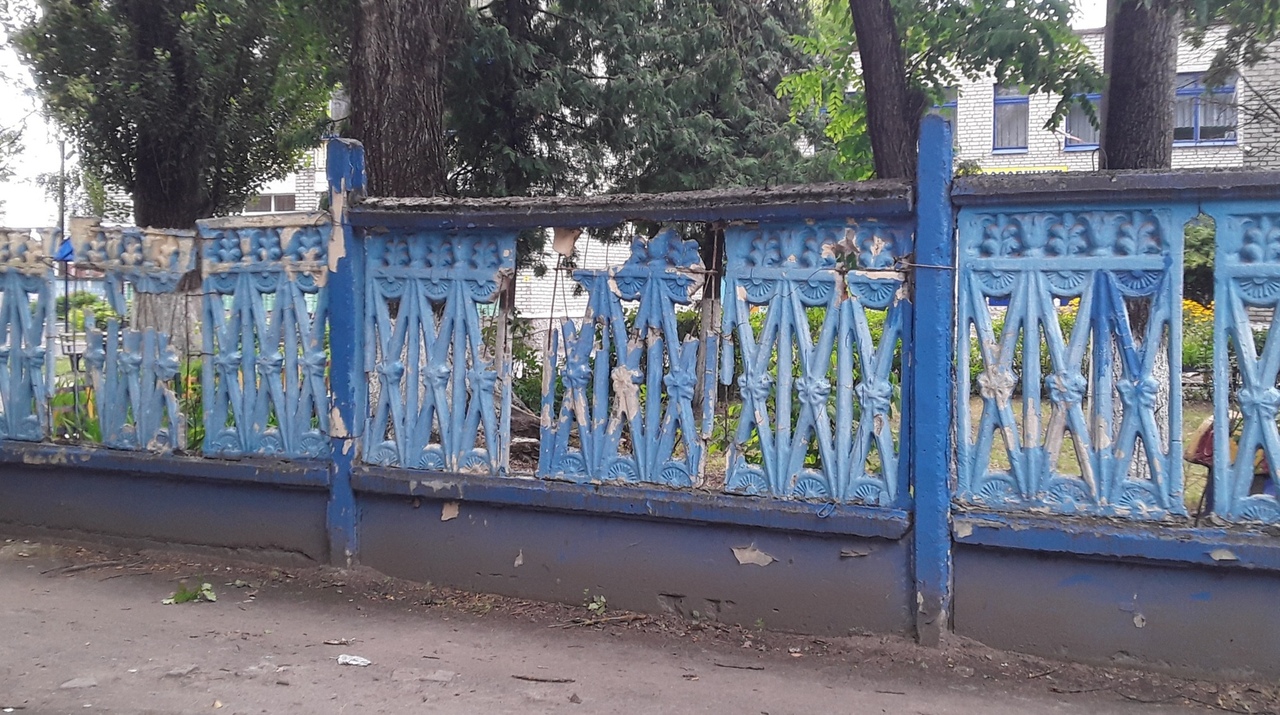 Разваливающийся забор детского сада возмутил брянцев
