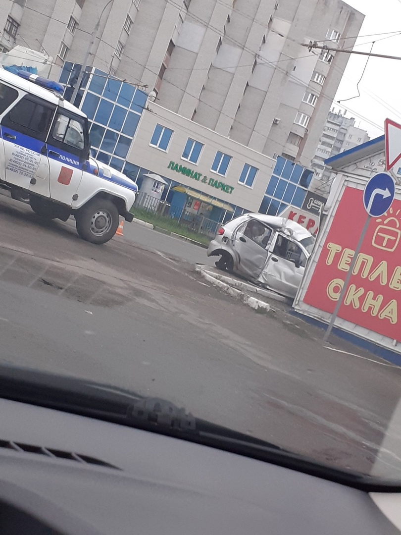 В Брянске пьяный автомобилист разбил машину и ларек