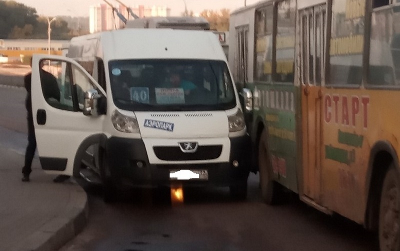 В Брянске столкнулись маршрутка и троллейбус