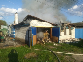 В Карачеве сгорела кровля частного дома