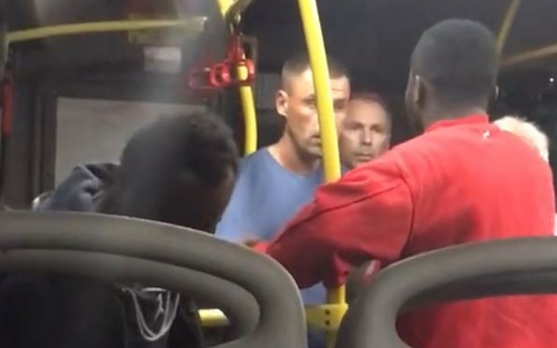 В День ВДВ пьяный брянец докопался до чернокожих парней в автобусе