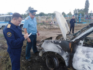 В сгоревшем на кладбище автомобиле нашли останки человека