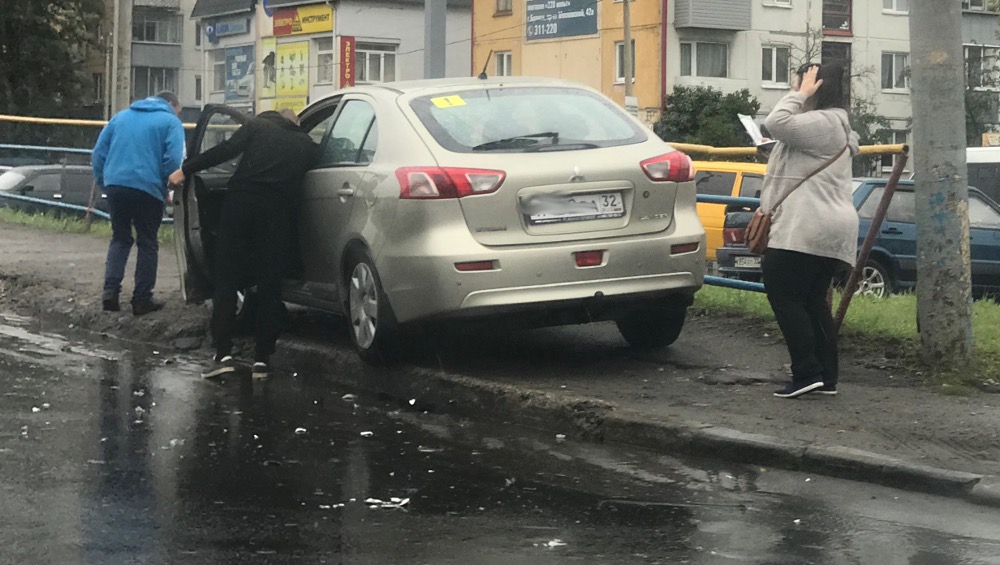 Иномарка в Брянске вылетела на тротуар