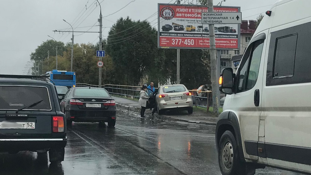 Иномарка в Брянске вылетела на тротуар