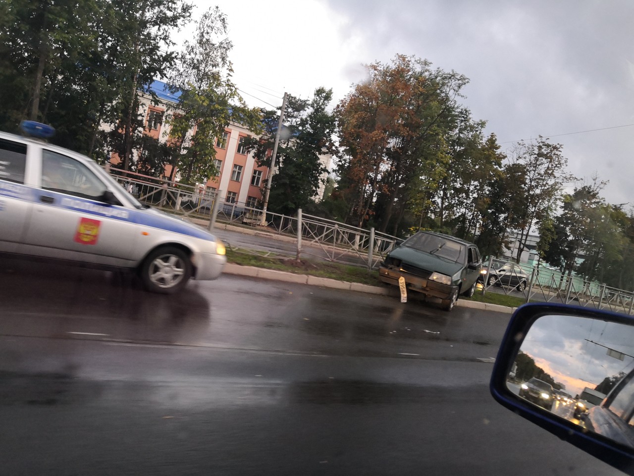 В Брянске легковушка протаранила забор напротив городской Госавтоинспекции