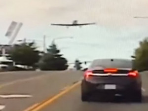 Экстренную посадку самолета на шоссе сняли на видео (видео)