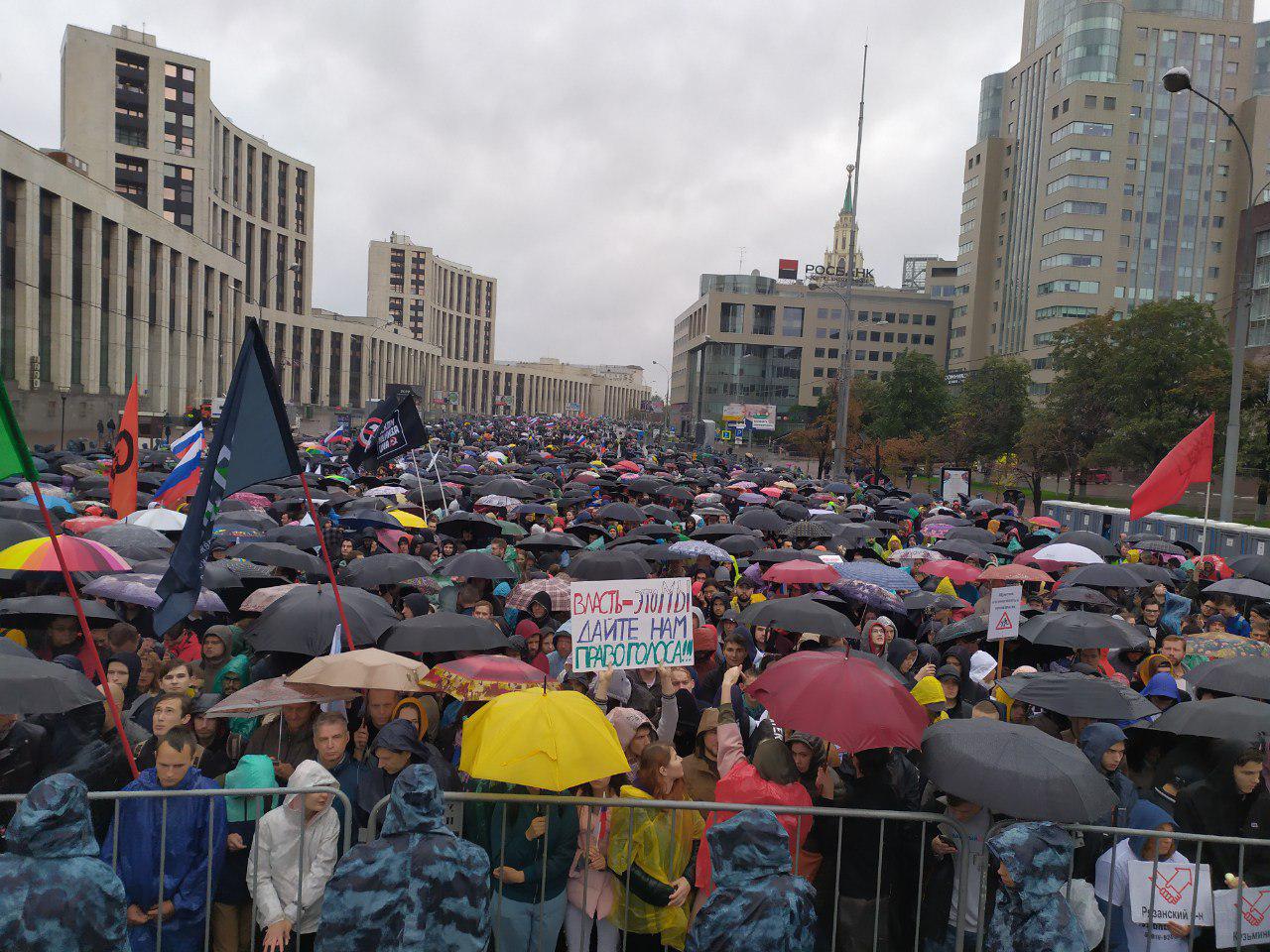В Москве проходит согласованный митинг на 100 000 человек