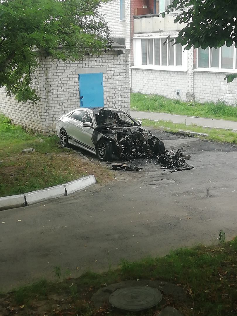 В Володарском районе Брянска ночью сгорела легковушка