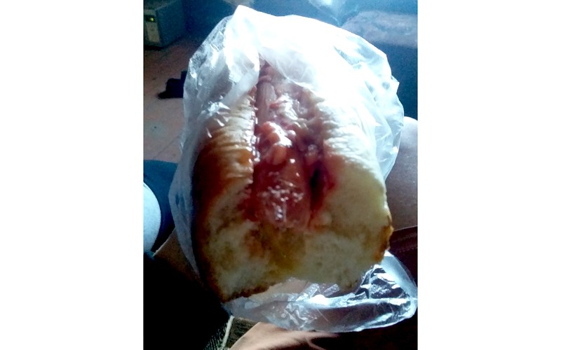 Жителю Брянской области продали хот-дог с сюрпризом