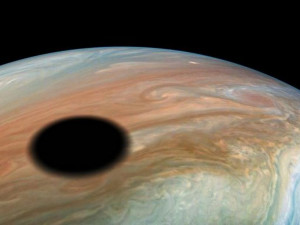 Редкое видео солнечного затмения на Юпитере снял аппарат NASA (видео)
