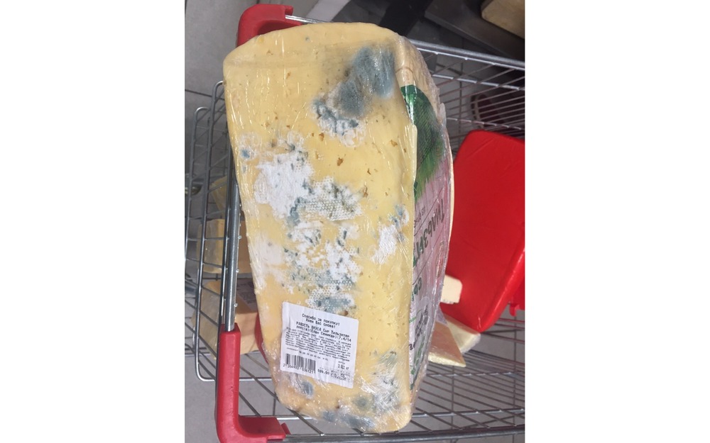 Плесень, но не та: в брянском магазине увидели испорченный сыр