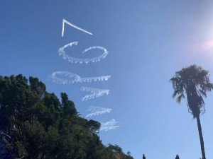 Путину написали поздравление в небе над Лос-Анджелесом