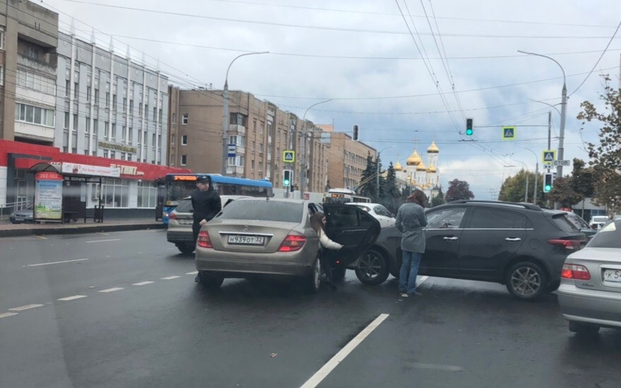 В Брянске из-за ДТП возле цирка образовалась пробка