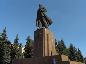 «Красные и белые». Челябинский журналист предложил название рюмочной под памятником Ленину