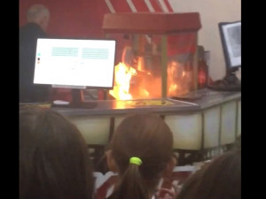 Пожар в челябинском киноцентре вспыхнул на глазах у детей