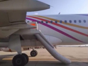 Пьяный иностранец выбил аварийную дверь самолета на взлете (фоторепортаж)