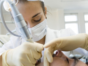 Электронные чипы в рот россиянам предлагают вставлять стоматологи
