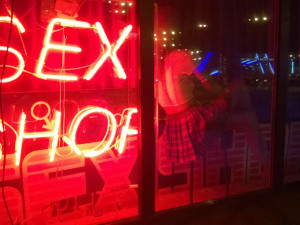 Секс-шоп ограбили на 47,5 тысяч рублей. Преступник унес силиконовые ягодицы