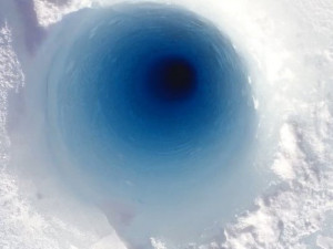 Странные звуки из «черной дыры» в Антарктиде завораживают (видео)