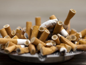 Даже затушенная сигарета выделяет токсичные вещества