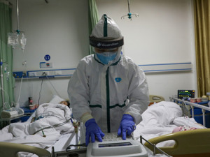Жертв коронавируса стало больше тысячи. Но Китай намерен возобновить работу производств