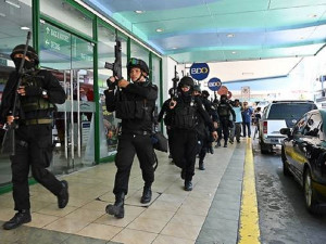 30 человек заложников удерживает вооруженный преступник в торговом центре Филиппин