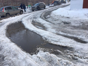 Нехватка ливневой канализации губит дороги и внутридворовые проезды в Челябинске