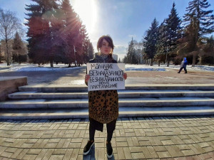 «Руки прочь от наших тел!» Челябинские феминистки провели одиночные пикеты в поддержку прав женщин